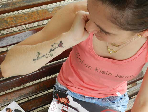 Segunda tatuagem da fã é a frase preferida do craque. (Foto: Hismênia Keller / GLOBOESPORTE.COM)