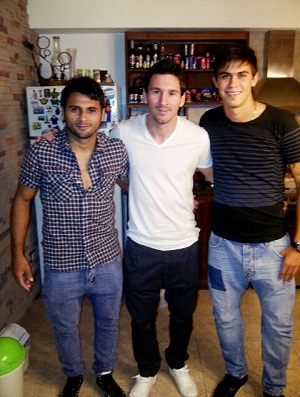 Messi entre os primos Maxi Bianccuchi (à esquerda) e Emanuel: férias em Rosário (Foto: Reprodução)