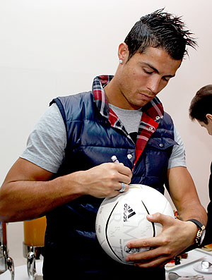 Cristiano Ronaldo durante conferência de esporte em Dubai (Foto: Reuters)