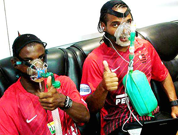 jogadores do Flamengo na camara hipobarica (Foto: Márcio Iannacca / GLOBOESPORTE.COM)