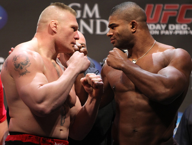 UFC 141 - encarada entre Brock Lesnar e Alistair Overeem (Foto: Getty Images)