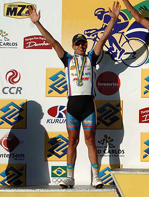 Tiago Damasceno no segundo lugar do pódio de ciclismo (Foto: Divulgação)