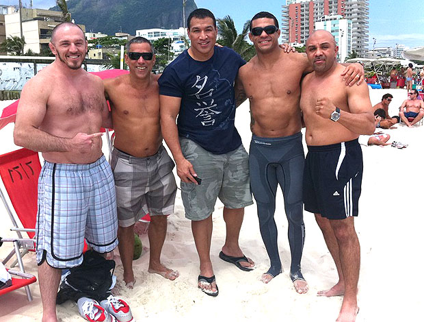 Vitor Belfort posa na praia (Foto: Reprodução / Twitter)
