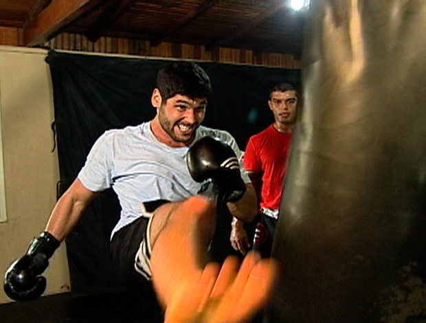 Dudu Azevedo treinando MMA em Fina Estampa (Foto: FRAME)