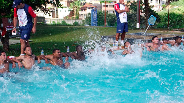 Bahia treino piscina (Foto: Divulgação/ Site oficial)
