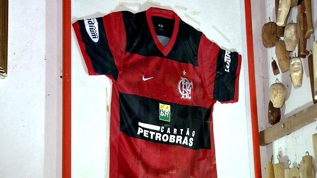 Camisa do Flamengo autografada por diversos jogadores do elenco de 2009 (Foto: Reprodução / TV Verdes Mares)