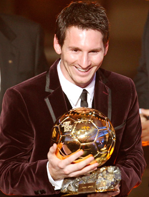 Messi com a Bola de Ouro da FIFA (Foto: AP)