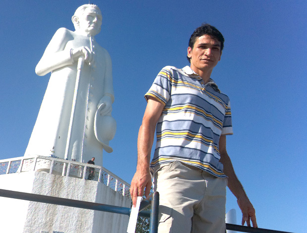 Ronaldo Angelim em Juazeiro do Norte, no horto do Padre Cícero (Foto: Roberto Leite)
