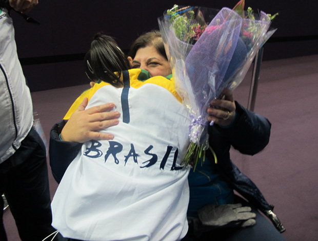 Daniele Hypolito abraça Georgette Vidor para comemorar (Foto: Cahê Mota/Globoesporte.com)
