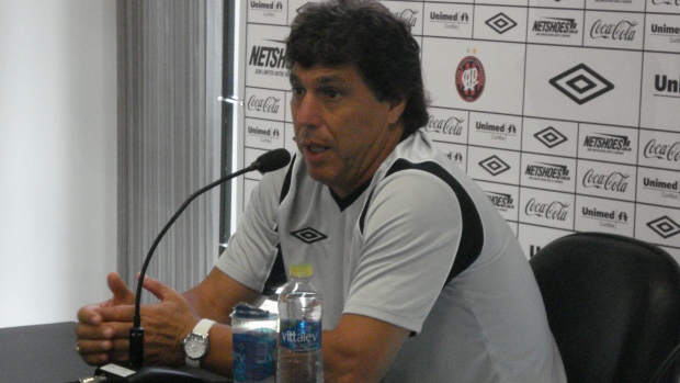 Juan Ramón Carrasco, técnico do Atlético-PR, em coletiva (Foto: Fernando Freire/GLOBOESPORTE.COM)
