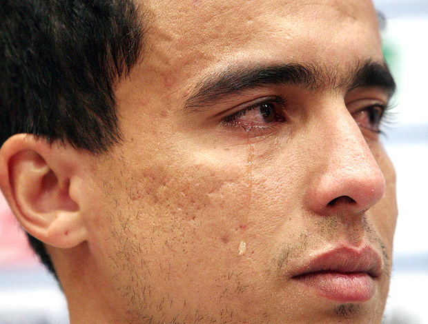 Jadson chora na despedida do Shakhtar (Foto: AFP)
