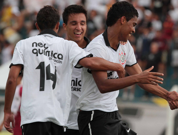 Copinha - Corinthians comemora gol sobre o Primeira Camisa (Foto: Celio Messias/Agência Estado)