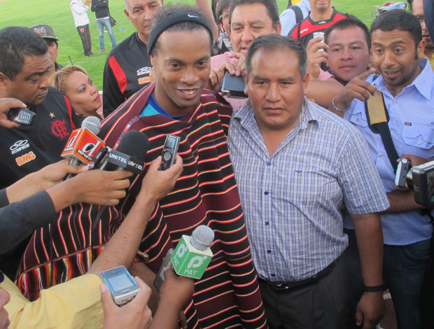 Ronaldinho é homenageado em Sucre e veste poncho (Foto: Richard Souza/Globoesporte.com)