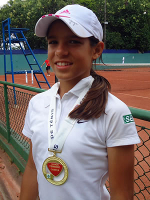 Tenista de Mato Grosso é campeã de circuito paulista de tênis (Foto: Assessoria)