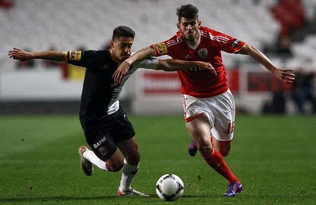 Nelson Oliveira, do Benfica, briga pela bola com André Simões do Santa Clara (Foto: EFE)