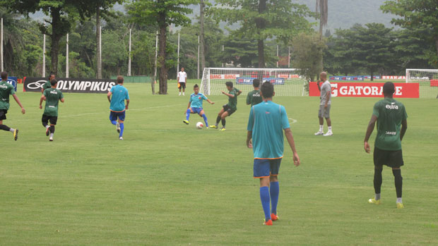 Jogadores reunidos no intervalo do jogo-treino (Foto: André Casado/Globoesporte.com)