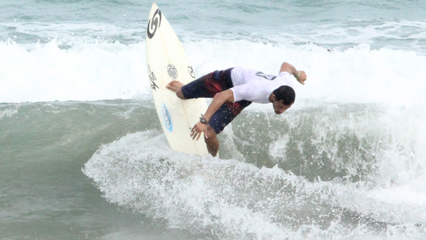 O Paraibano Erbeliel Andrade está na final do Campeonato Pernambucano de Surf Pro (Foto: Divulgação)
