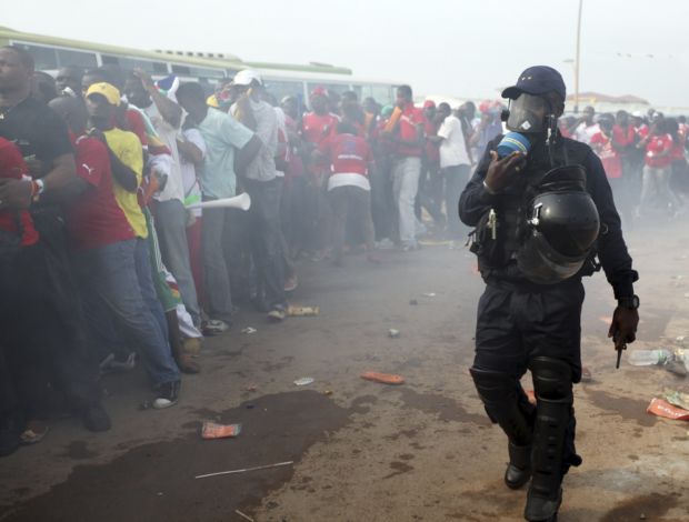 Confusão entre torcida e polícia em Guiné Equatorial na Copa Africana de Nações (Foto: Reuters)