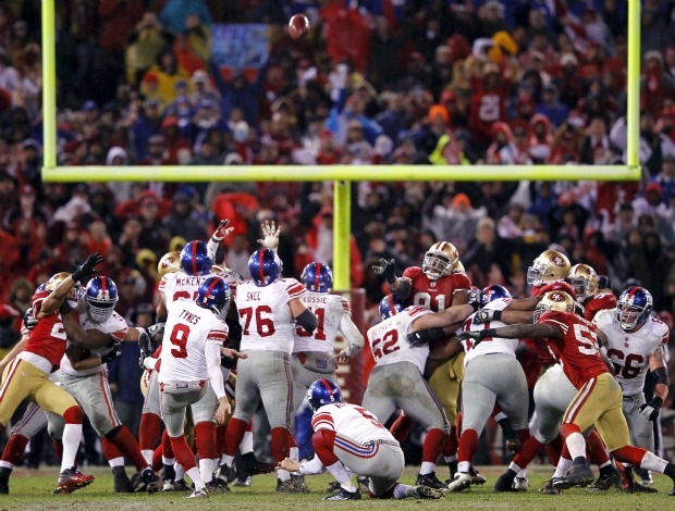 Lawrence Tynes chuta field goal da vitória, Giants x 49ers (Foto: Reuters)