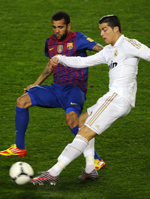 Daniel Alves e Cristiano Ronaldo, Barcelona x Real Madrid (Foto: EFE)