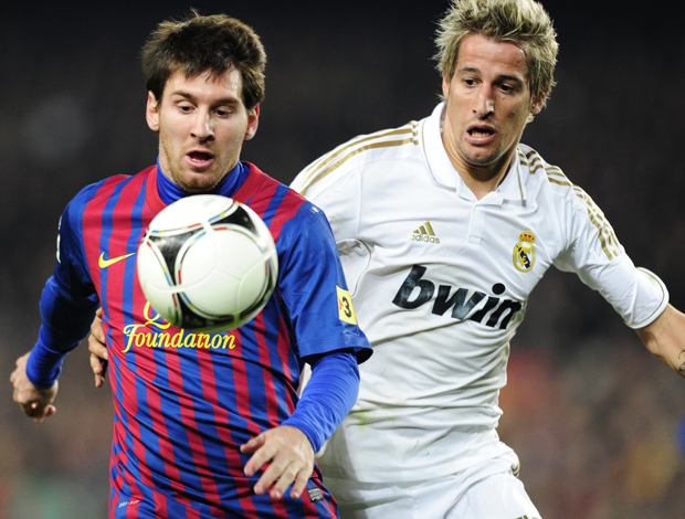 Messi e Fabio Coentrão, Barcelona x Real Madrid (Foto: AFP)