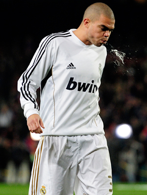 Pepe antes do Barcelona x Real Madrid (Foto: AFP)