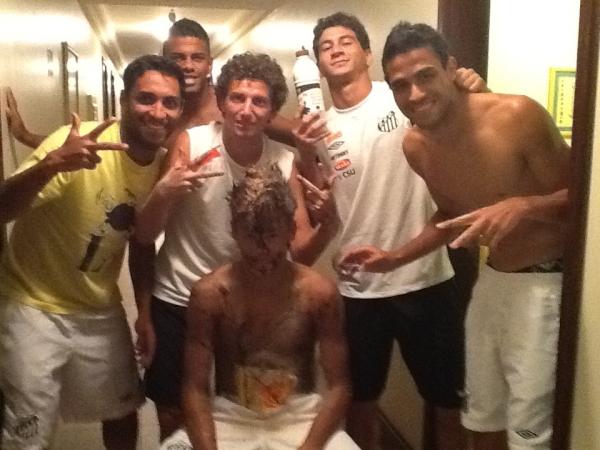 Neymar ganha banho de chocolate (Foto: Reprodução/Twitter)