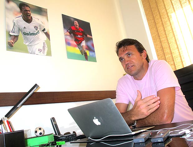 Petkovic durante entrevista no escritório (Foto: Richard Souza / GLOBOESPORTE.COM)
