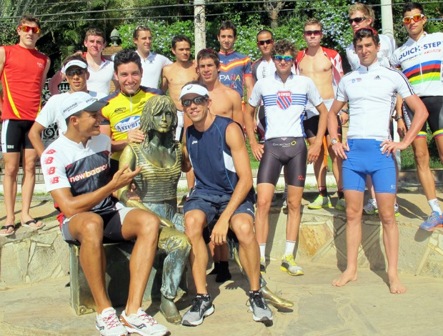 Mundialito triatlo Atletas estátua brigitte bardot (Foto: Alfredo Bokel/Globoesporte.com)