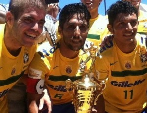 Seleção brasileira de futebol de areia vence o Paraguai e conquista o título da Copa Ciudad de Encarnación (Foto: Divulgação/CBBS)