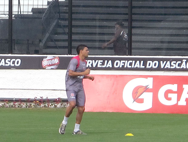 Eder Luis sozinho no treino do Vasco (Foto: Thiago Fernandes / GLOBOESPORTE.COM)