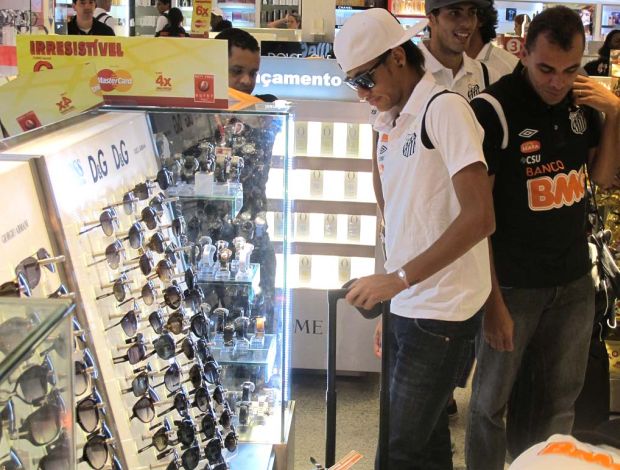 Neymar compra óculos no aeroporto (Foto: Marcelo Hazan / Globoesporte.com)