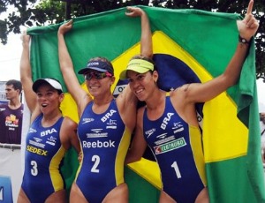 Trio brasileiro campeão do Mundialito de Triatlo Rápido 2010 em Niterói (Foto: Divulgação)