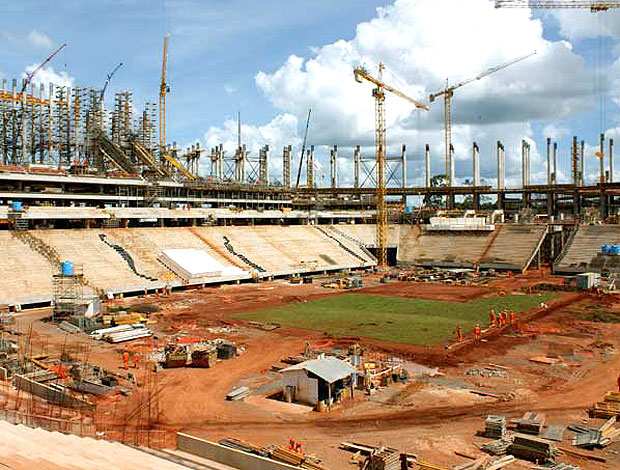 estádio de Brasília com grama para jogo dos operários (Foto: Vianey Bentes/TV Globo)
