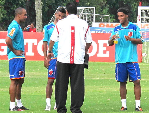 Deivid, Léo Moura e Ronaldinho com Joel Santana no treino do Flamengo (Foto: Rafael Cavalieri / GLOBOESPORTE.COM)
