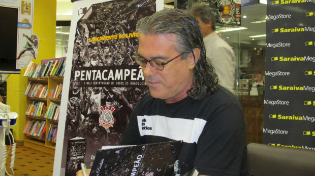Daniel Augusto Jr. autografa livros do penta (Foto: Gustavo Serbonchini / Globoesporte.com)
