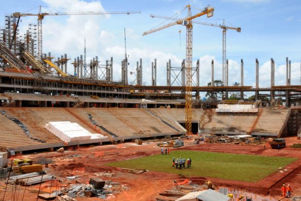 Estádio de Brasília com gramado para campeonato de operários (Foto: Divulgação/Hmenon Oliveira)