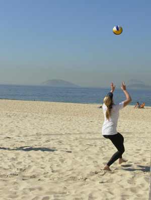 Érika treina na praia de Ipanema (Foto: Divulgação)