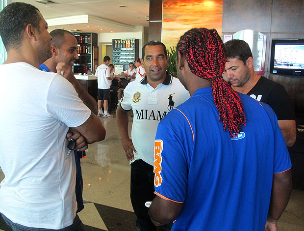 Zinho com Deivid e Vagner Love no hotel do Flamengo (Foto: Richard Souza / GLOBOESPORTE.COM)