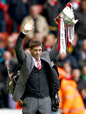 Steve Gerrard com a taça da Carling Cup na partida do Liverpool contra o Arsenal (Foto: Getty Images)