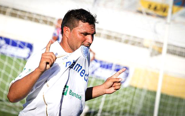 Cristiano Tiririca comemora gol do Confiança contra o Itabaiana (Foto: Reprodução / Site Oficial do Confiança)