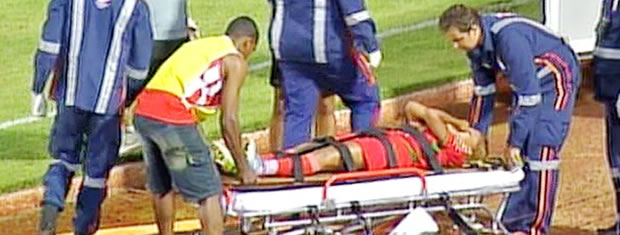 Jogadora do Serra é machucada em campo e é dúvida para jogo de volta na competição (Foto: Reprodução/TVCA)