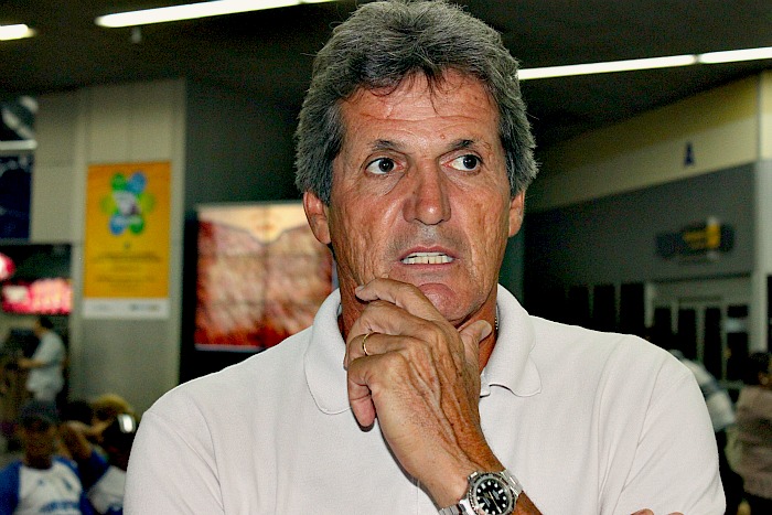 <b>Roberto Oliveira</b> deve comandar São Carlos na Copa Paulista | globoesporte. <b>...</b> - roberto_oliveira_tecnico_do_penarol_na_viagem_para_pernambuco12-03-2012