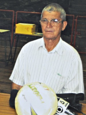 Ex-árbitro Valdomiro de Oliveira apitou a primeira final da Copa Morena em 1979 (Foto: Arquivo Pessoal/Adalberto Ballock)