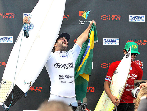 Willian Cardoso comemora vitória no surfe (Foto: ASP)