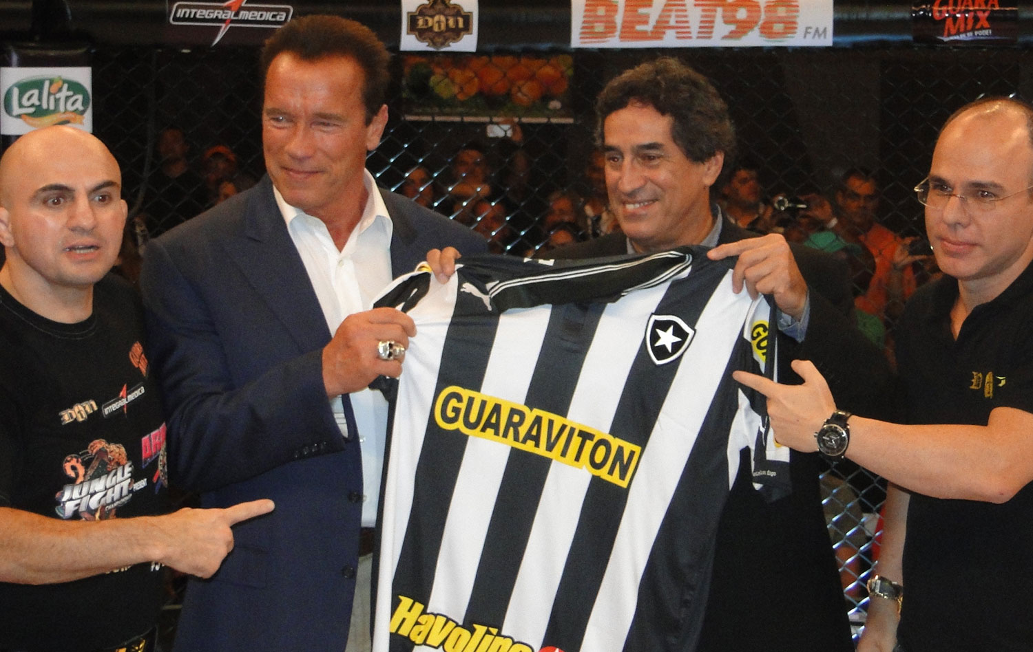 Pedro Certezas on X: Arnold Schwarzenegger segurando a camisa do Botafogo  num octógono.  / X