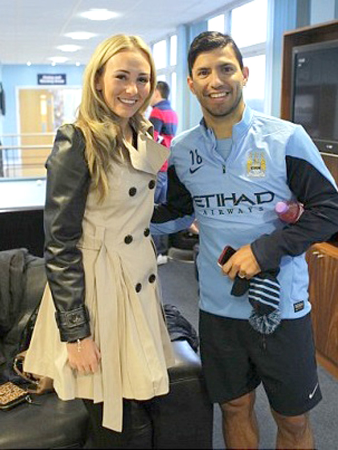 Toni Duggan poses with Sergio Aguero after signing for 