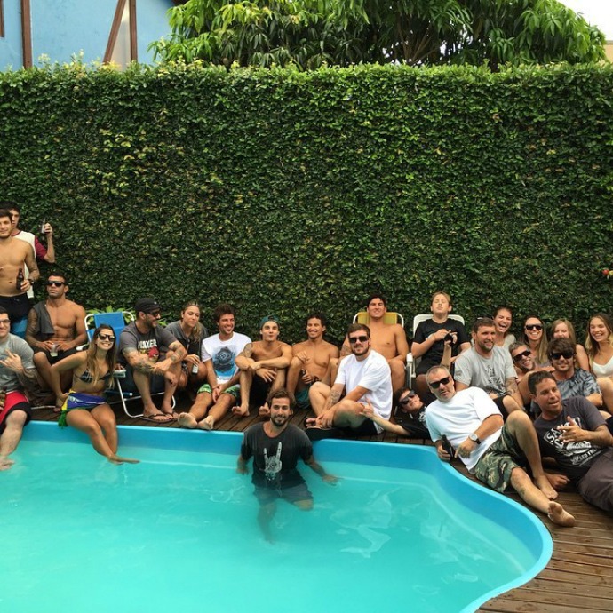 Gabriel Medina reúne os amigos na piscina: "Rapaziada boa demais" - Globo.com