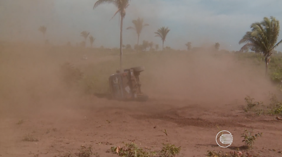 Flagra: carro capota em nuvem de poeira, e piloto brinca: "Erro de ... - Globo.com