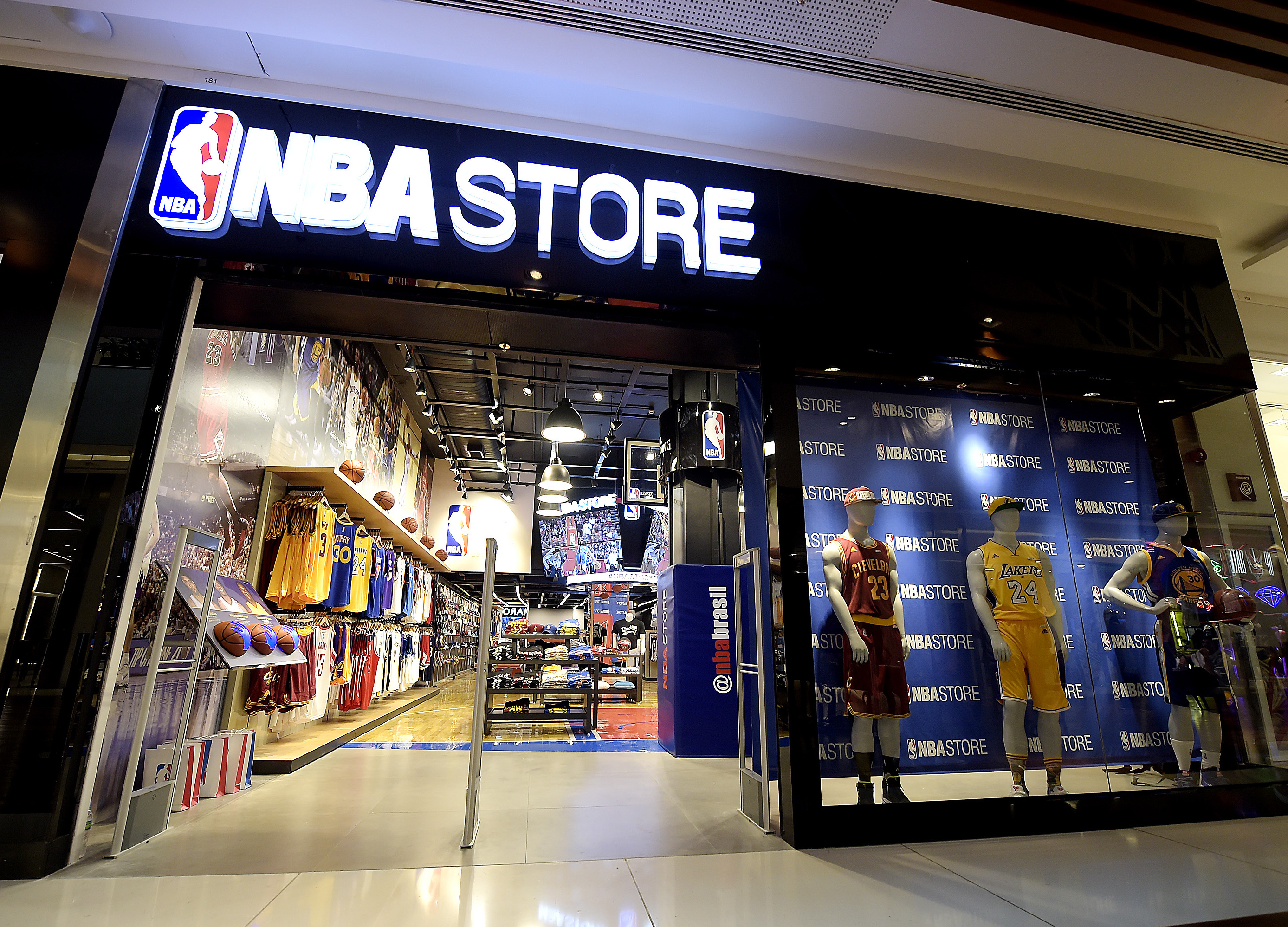 NBA lança loja oficial no Rio: quadra, videogame e camisas personalizadas